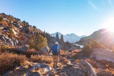 Sonbahar dağlarında yürüyüş. Sonbahar mevsimi teması.