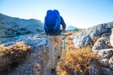 Sonbahar dağlarında yürüyüş. Sonbahar mevsimi teması.