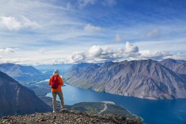 Kanada dağlarında yürüyüş yapan adam. Yürüyüş, Kuzey Amerika 'da popüler bir eğlence aktivitesidir. Bir sürü pitoresk yol var..