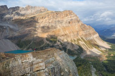 Kanada dağlarında yürüyüş yapan adam. Yürüyüş, Kuzey Amerika 'da popüler bir eğlence aktivitesidir. Bir sürü pitoresk yol var..