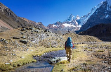 Cordillera dağlarında yürüyüşçü, Peru, Güney Amerika