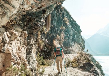 Cordillera dağlarında yürüyüşçü, Peru, Güney Amerika