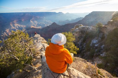 Grand Canyon Ulusal Parkı, Arizona, ABD üzerindeki uçurum dağlarındaki gezgin. İlham verici bir duygu. Seyahat yaşam tarzı yolculuk başarı motivasyon konsepti macera tatili açık hava konsepti.