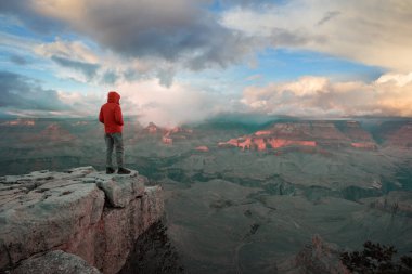 Grand Canyon Ulusal Parkı, Arizona, ABD üzerindeki uçurum dağlarındaki gezgin. İlham verici bir duygu. Seyahat yaşam tarzı yolculuk başarı motivasyon konsepti macera tatili açık hava konsepti.