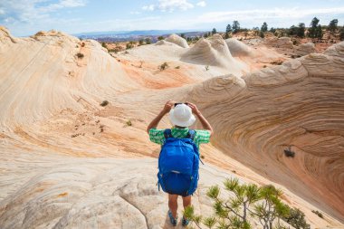 Utah dağlarında yürüyüş. Alışılmadık doğal manzaralarda yürüyüş. Fantastik kumtaşı oluşumları.