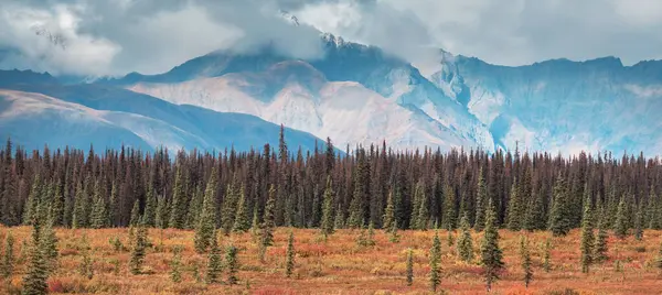 Picturesque Mountains Alaska Autumn Snow Covered Massifs Glaciers Rocky Peaks — стокове фото