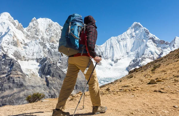 Cordillera dağlarında yürüyüşçü, Peru, Güney Amerika