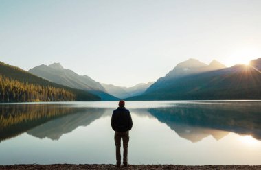 Bir adam sakin gölün yanında dinleniyor. Rahatlama tatili