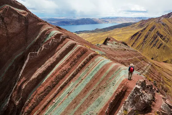 Wanderer Pallay Poncho Alternatives Regenbogengebirge — Stockfoto