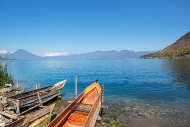 Güzel Atitlan Gölü ve Orta Amerika 'nın Guatemala dağlarında volkanlar