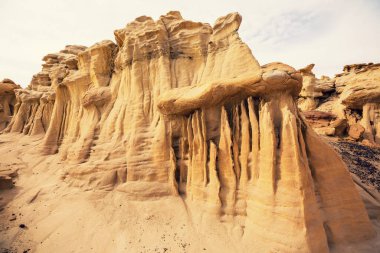 Bisti çorak arazilerindeki alışılmadık çöl manzaraları, De-na-zin vahşi doğa alanı, New Mexico, ABD
