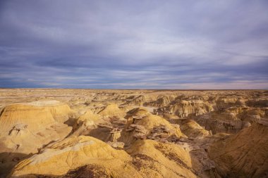 Bisti çorak arazilerindeki alışılmadık çöl manzaraları, De-na-zin vahşi doğa alanı, New Mexico, ABD
