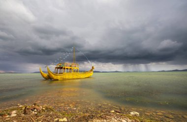 Bolivya 'daki Titicaca gölünde Totora teknesi