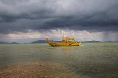 Bolivya 'daki Titicaca gölünde Totora teknesi
