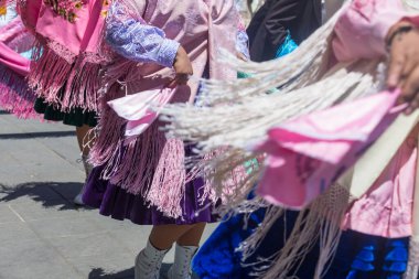 Geleneksel festival sırasında otantik kostümlü kızlar dans ediyor. Caraz bölgesi, Peru, Güney Amerika