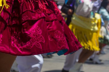 Geleneksel festival sırasında otantik kostümlü kızlar dans ediyor. Caraz bölgesi, Peru, Güney Amerika
