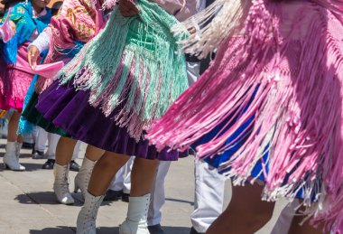 Geleneksel festival sırasında otantik kostümlü kızlar dans ediyor. Caraz bölgesi, Peru, Güney Amerika