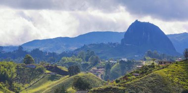 Güney Amerika, Kolombiya 'daki Guatape, Antioquia kasabası yakınlarındaki The Rock' ın görüntüsü