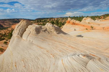 Utah dağlarında yürüyüş. Alışılmadık doğal manzaralarda yürüyüş. Fantastik kumtaşı oluşumları.