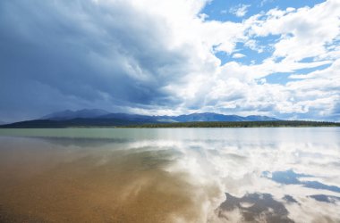 Kanada'da dağ gölü sakin sahne