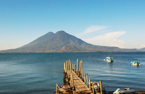 Güzel Atitlan Gölü ve Orta Amerika 'nın Guatemala dağlarında volkanlar