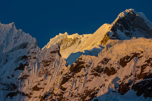 Cordillera Blanca, Peru, Güney Amerika 'daki güzel dağ manzaraları