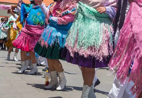 Geleneksel festival sırasında otantik kostümlü kızlar dans ediyor. Caraz bölgesi, Peru, Güney Amerika