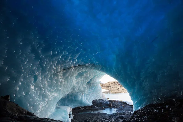 Παγωμένη Σπηλιά Στα Ψηλά Βουνά Καναδάς — Φωτογραφία Αρχείου