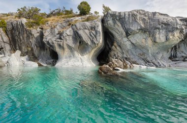 General Carrera, Patagonya, Şili gölünde alışılmadık mermer mağaraları. Carretera Austral seyahat.