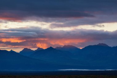 Yazın Alaska 'nın Picturesque Dağları. Kar, kütleleri, buzulları ve kayalık tepeleri kapladı. Güzel doğal arkaplan.