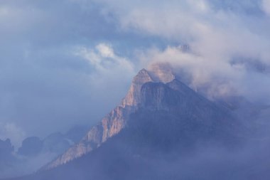 Yaz mevsiminde Kanada Kayalıkları 'nda resim gibi dağ manzarası