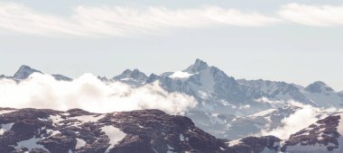 Yaz mevsiminde Kanada Kayalıkları 'nda resim gibi dağ manzarası