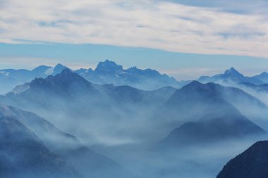 Bahar mevsiminde gün doğumunda dağ silueti
