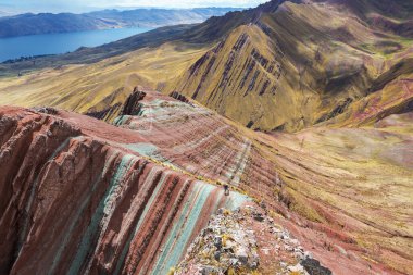 Peru 'daki güzel dağlar... Pallay Poncho, alternatif gökkuşağı dağları..