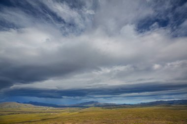 Kutup dairesinin üstündeki Tundra manzaraları
