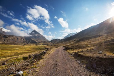 Peru 'daki Cordillera dağlarındaki manzara yolu. Seyahat arkaplanı.