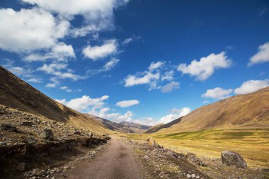 Peru 'daki Cordillera dağlarındaki manzara yolu. Seyahat arkaplanı.