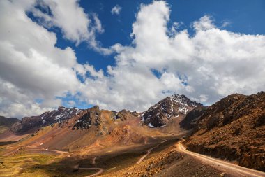 Peru 'daki Cordillera dağlarındaki manzara yolu. Seyahat arkaplanı.