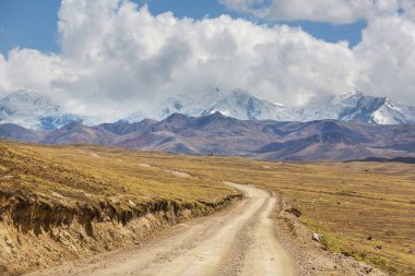 Peru 'daki Cordillera dağlarındaki manzara yolu. Seyahat arkaplanı.