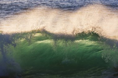 Kumsalda mavi dalga. Dramatik doğal arka plan.