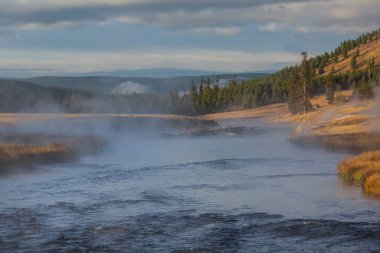 İlham verici doğal bir geçmiş. Yellowstone Ulusal Parkı 'ndaki havuz ve gayzer alanları, ABD.