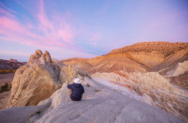 Utah dağlarında yürüyüş. Alışılmadık doğal manzaralarda yürüyüş. Fantastik kumtaşı oluşumları.