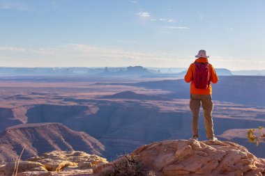 Utah dağlarında yürüyüş. Alışılmadık doğal manzaralarda yürüyüş. Fantastik kumtaşı oluşumları.