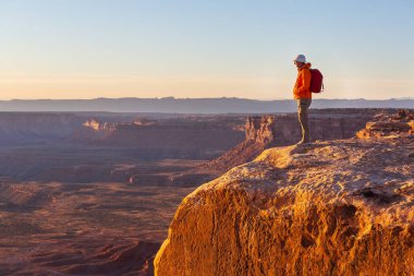 Utah dağlarında yürüyüş. Alışılmadık doğal manzaralarda yürüyüş. Fantastik kumtaşı oluşumları.