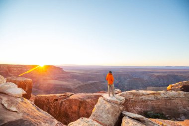 Utah dağlarında yürüyüş. Alışılmadık doğal manzaralarda yürüyüş. Fantastik kumtaşı oluşumları.