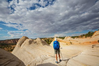 Utah dağlarında yürüyüş. Alışılmadık doğal manzaralarda yürüyüş. Fantastik kumtaşı oluşumları.