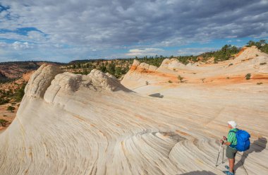 Utah dağlarında yürüyüş. Alışılmadık doğal manzaralarda yürüyüş. Fantastik kumtaşı oluşumları.