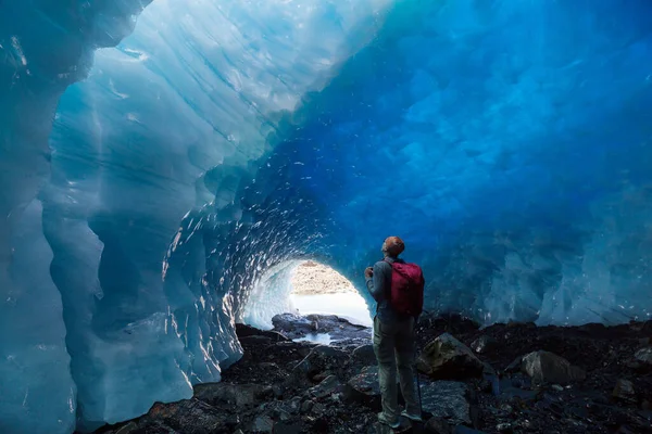 加拿大高山上的冰洞 — 图库照片