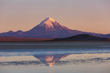 And Dağları 'ndaki Altiplano Gölü, Bolivya, Güney Amerika