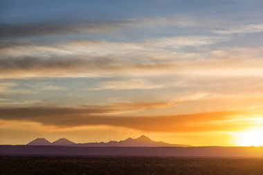 Dağlarda manzaralı günbatımı. Güzel doğal arkaplan.